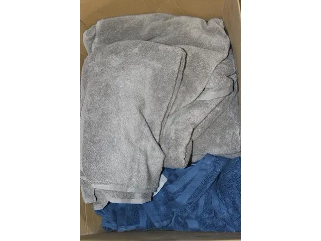 Handdoeken, gastendoeken en washandjes in diverse kleuren en uitvoeringen in twee dozen. - afbeelding 3 van  3