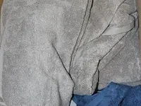 Handdoeken, gastendoeken en washandjes in diverse kleuren en uitvoeringen in twee dozen. - afbeelding 3 van  3