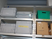 Handdoeken, zakken, vegers, trekkers, bezemkoppen in diverse kunststof bakken in 2 stellingen. let op: excl... - afbeelding 1 van  4