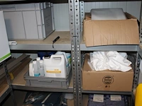 Handdoeken, zakken, vegers, trekkers, bezemkoppen in diverse kunststof bakken in 2 stellingen. let op: excl... - afbeelding 3 van  4