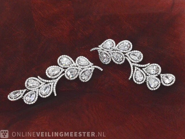 Handgemaakte oorsieraden bezet met hoge kwaliteit geslepen diamanten - afbeelding 3 van  8