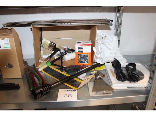 Handgereedschappen en accessoires w.o. tangen, kwasten, zaagbladen enz. op schap. - afbeelding 1 van  2