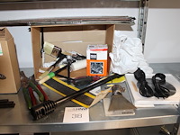 Handgereedschappen en accessoires w.o. tangen, kwasten, zaagbladen enz. op schap. - afbeelding 1 van  2