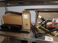 Handgereedschappen en accessoires w.o. tangen, kwasten, zaagbladen enz. op schap. - afbeelding 2 van  2