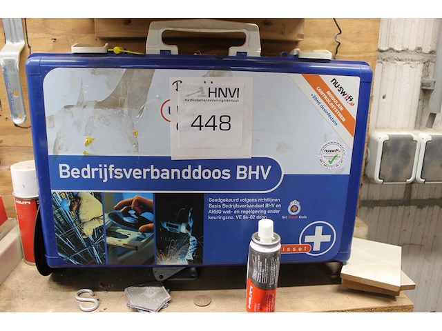 Handgereedschappen en bevestigingsmaterialen op werktafels en aan wand. (let op: exclusief genummerde produ... - afbeelding 1 van  1