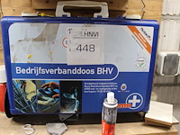 Handgereedschappen en bevestigingsmaterialen op werktafels en aan wand. (let op: exclusief genummerde produ... - afbeelding 1 van  1