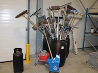 Handgereedschappen en mopwagen in en om 3 tonnen. - afbeelding 1 van  3
