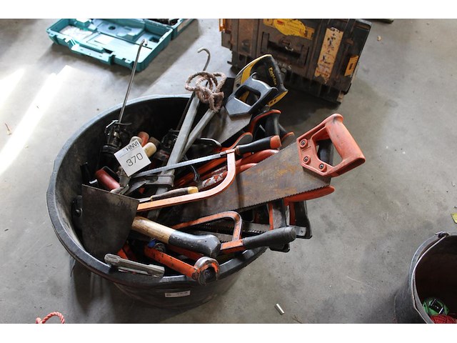 Handgereedschappen in cementkuip w.o. zagen, kitspuiten, spatels en hamers. - afbeelding 1 van  2