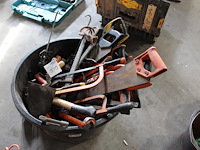 Handgereedschappen in cementkuip w.o. zagen, kitspuiten, spatels en hamers.