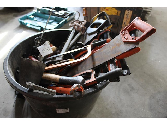 Handgereedschappen in cementkuip w.o. zagen, kitspuiten, spatels en hamers. - afbeelding 2 van  2