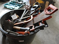 Handgereedschappen in cementkuip w.o. zagen, kitspuiten, spatels en hamers. - afbeelding 2 van  2