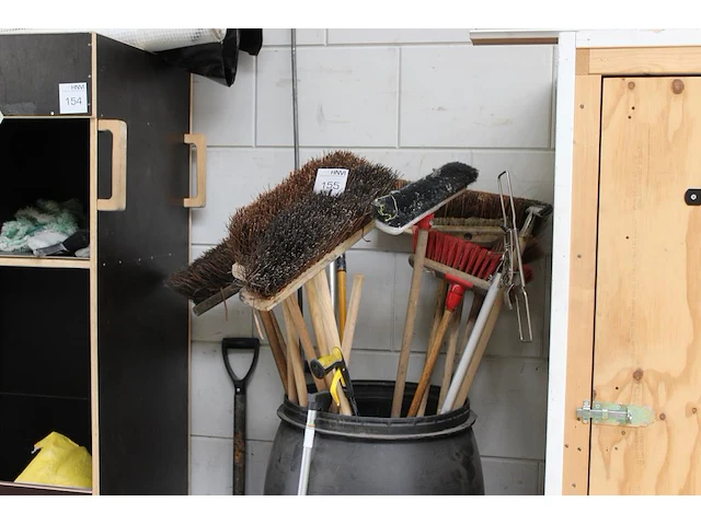 Handgereedschappen in en om ton. - afbeelding 1 van  2
