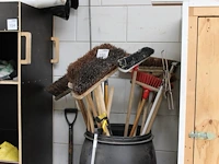 Handgereedschappen in en om ton. - afbeelding 1 van  2