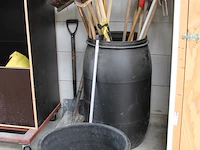 Handgereedschappen in en om ton. - afbeelding 2 van  2