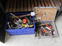 Handgereedschappen in krat en koffer. - afbeelding 1 van  3
