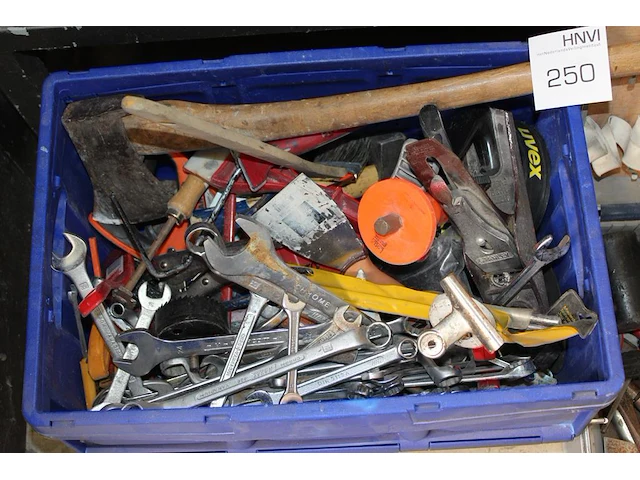 Handgereedschappen in krat en koffer. - afbeelding 2 van  3