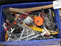 Handgereedschappen in krat en koffer. - afbeelding 2 van  3