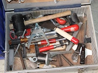 Handgereedschappen in krat en koffer. - afbeelding 3 van  3