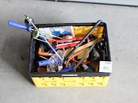 Handgereedschappen in kunststofkrat waaronder zagen en kitspuiten. - afbeelding 1 van  3