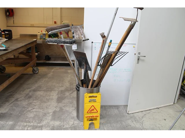 Handgereedschappen in ton. - afbeelding 1 van  4