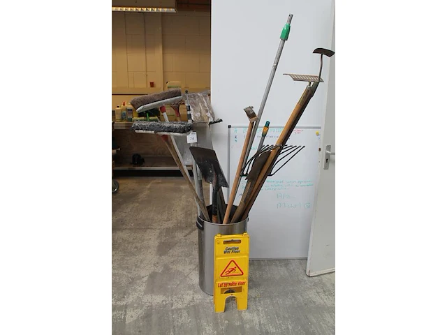 Handgereedschappen in ton. - afbeelding 2 van  4