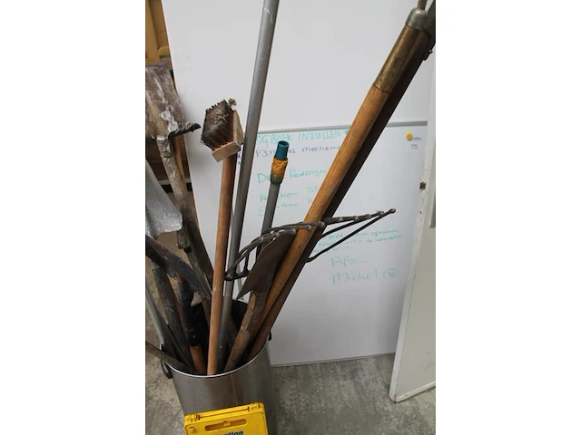 Handgereedschappen in ton. - afbeelding 4 van  4