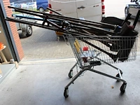 Handgereedschappen in winkelwagen waaronder bezems, batsen en trekkers let op exclusief winkelwagen - afbeelding 1 van  3