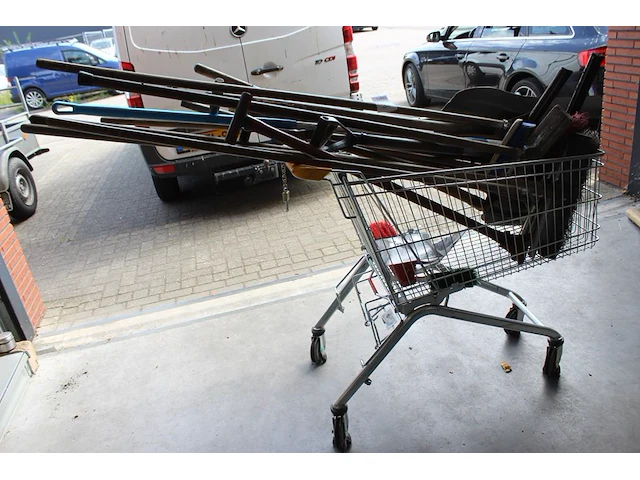 Handgereedschappen in winkelwagen waaronder bezems, batsen en trekkers let op exclusief winkelwagen - afbeelding 2 van  3