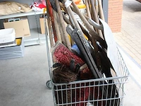 Handgereedschappen in winkelwagen waaronder bezems, batsen en trekkers let op exclusief winkelwagen - afbeelding 3 van  3