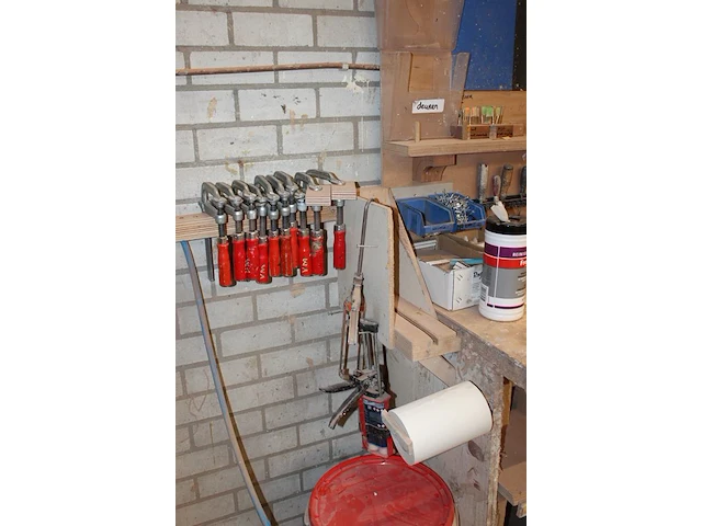 Handgereedschappen op en aan werkbank w.o. hamers, zagen, tangen, boren en lijmtangen - afbeelding 2 van  3