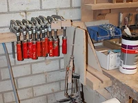 Handgereedschappen op en aan werkbank w.o. hamers, zagen, tangen, boren en lijmtangen - afbeelding 2 van  3