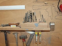 Handgereedschappen op en aan werkbank w.o. hamers, zagen, tangen, boren en lijmtangen - afbeelding 3 van  3