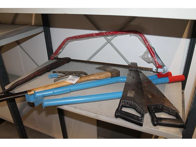 Handgereedschappen op schap w.o. bijl en zagen. - afbeelding 1 van  2