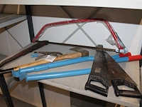 Handgereedschappen op schap w.o. bijl en zagen. - afbeelding 1 van  2