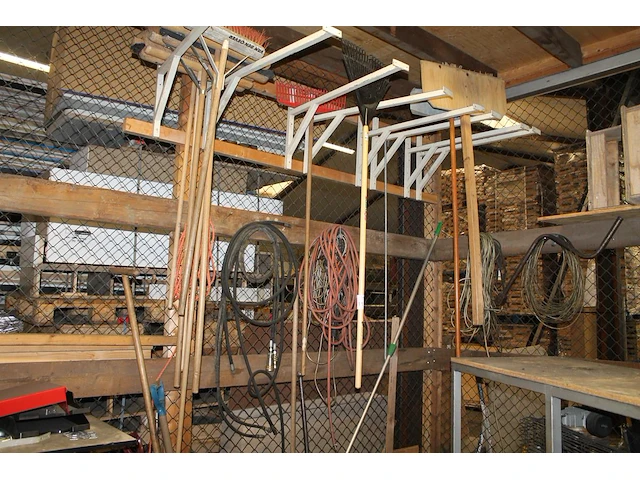 Handgereedschappen waaronder scheppen, bezems en harken enz. - afbeelding 1 van  3