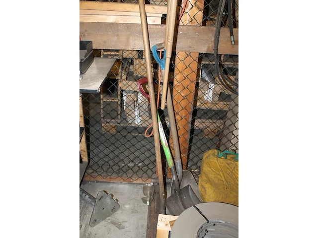 Handgereedschappen waaronder scheppen, bezems en harken enz. - afbeelding 2 van  3