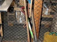 Handgereedschappen waaronder scheppen, bezems en harken enz. - afbeelding 2 van  3