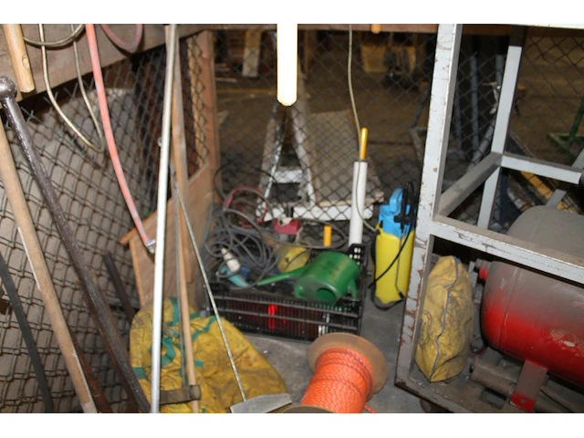 Handgereedschappen waaronder scheppen, bezems en harken enz. - afbeelding 3 van  3