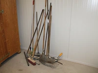Handgereedschappen w.o. bezem, bladharken en trekkers. - afbeelding 1 van  3