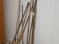 Handgereedschappen w.o. bezem, bladharken en trekkers. - afbeelding 2 van  3