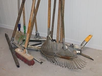 Handgereedschappen w.o. bezem, bladharken en trekkers. - afbeelding 3 van  3