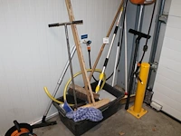 Handgereedschappen w.o. bezems, stoffer en blik en grondboor. - afbeelding 1 van  2