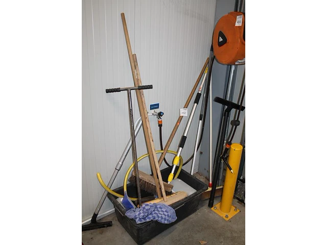Handgereedschappen w.o. bezems, stoffer en blik en grondboor. - afbeelding 2 van  2