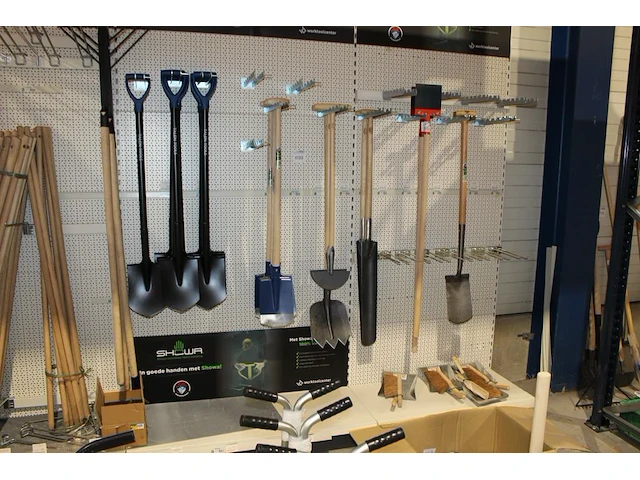 Handgereedschappen w.o. harken, stoffer en blik, schoppen, stekers en geulenschoppen. totaal 28 items. - afbeelding 1 van  2