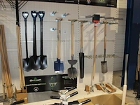 Handgereedschappen w.o. harken, stoffer en blik, schoppen, stekers en geulenschoppen. totaal 28 items. - afbeelding 1 van  2