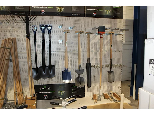 Handgereedschappen w.o. harken, stoffer en blik, schoppen, stekers en geulenschoppen. totaal 28 items. - afbeelding 2 van  2