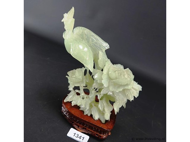 Handgesneden jade paradijsvogel met pioenen op rozenhouten basement - afbeelding 2 van  5