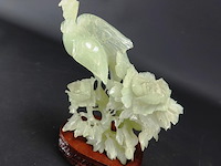 Handgesneden jade paradijsvogel met pioenen op rozenhouten basement - afbeelding 2 van  5