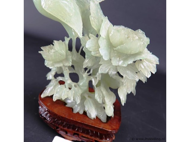 Handgesneden jade paradijsvogel met pioenen op rozenhouten basement - afbeelding 3 van  5