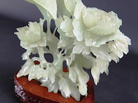 Handgesneden jade paradijsvogel met pioenen op rozenhouten basement - afbeelding 3 van  5